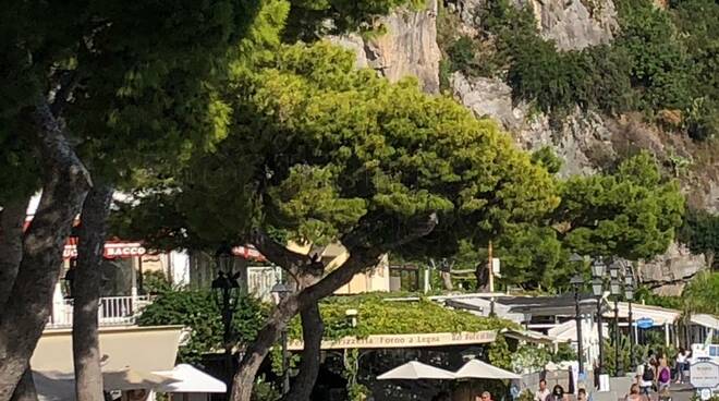 Spiaggia piena a Positano: sembra ancora estate!