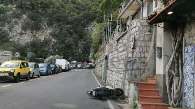 Ciclomotori a terra a Positano