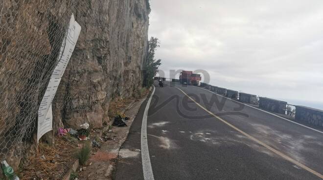 Fiori sul luogo della morte di Fernanda sulla S.S. 163 a Positano 