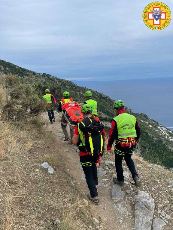 Positano-Agerola, escursionista cade sul Sentiero degli Dei. Soccorsa dal CNSAS