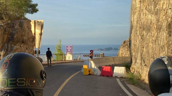 Positano: il semaforo del tratto di strada dove ha perso la vita Fernanda oggi non funziona