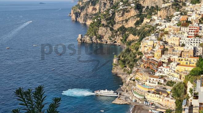 Positano: la spiaggia ed il molo con lavori ancora fermi