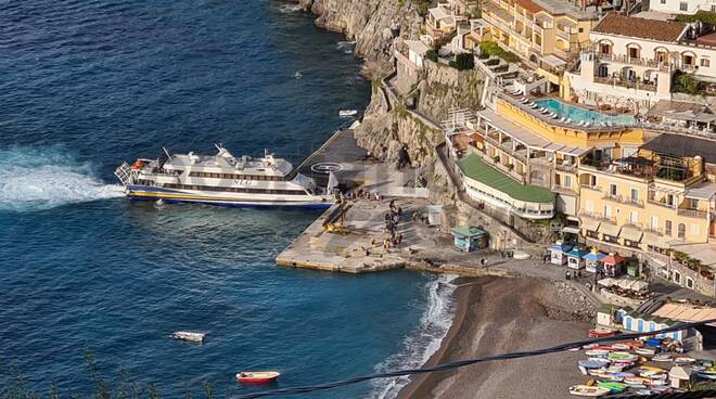 Positano: la spiaggia ed il molo con lavori ancora fermi