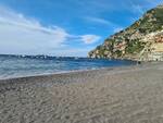 Positano, Spiaggia Grande, lidi smontati e vento di Tramontana