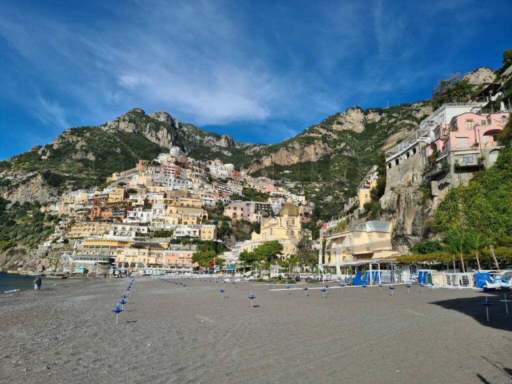 Positano, Spiaggia Grande, lidi smontati e vento di Tramontana