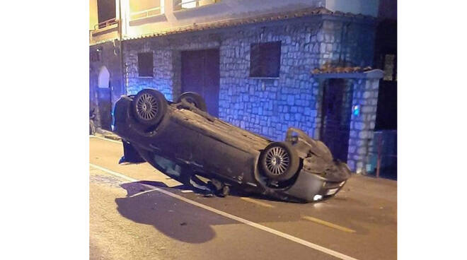 Auto si ribalta a Sorrento. Il conducente è di Vico Equense ed ha perso il controllo del mezzo a causa di un malore 