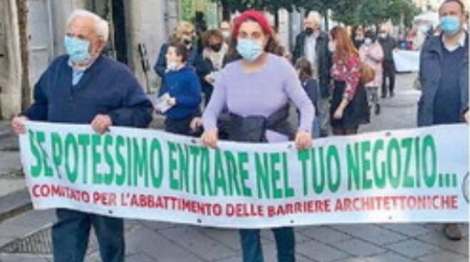 Cava de' Tirreni, disabili in corteo per chiedere l’abbattimento delle barriere architettoniche: «Noi, tagliati fuori dal centro storico»