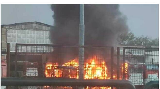 Incendio a Pozzuoli, bus Ctp rientra nel deposito e prende fuoco: distrutti altri due mezzi