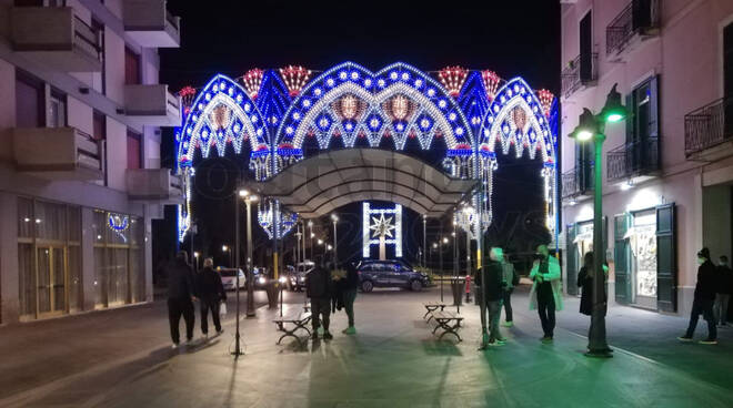 Maiori, si accendono le luminarie natalizie in Corso Reginna ed è subito magia