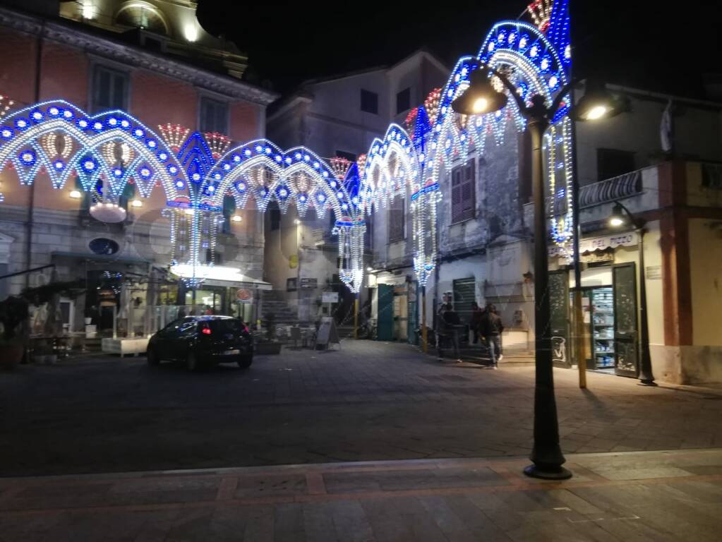 Maiori, si accendono le luminarie natalizie in Corso Reginna ed è subito magia