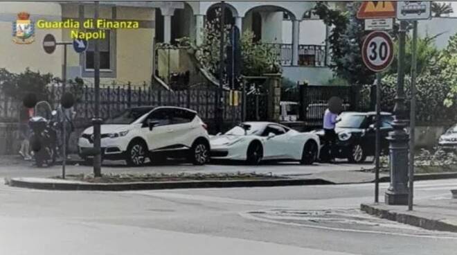 Penisola sorrentina. Falso incidente con una Ferrari: arrestati un imprenditore, un avvocato, un medico e un perito