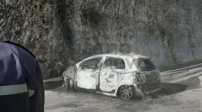 Positano auto incendiata 