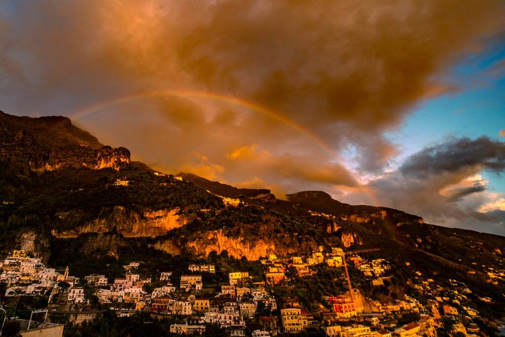 Positano, la magia di un arcobaleno che abbraccia la città negli scatti di Giuseppe Di Martino