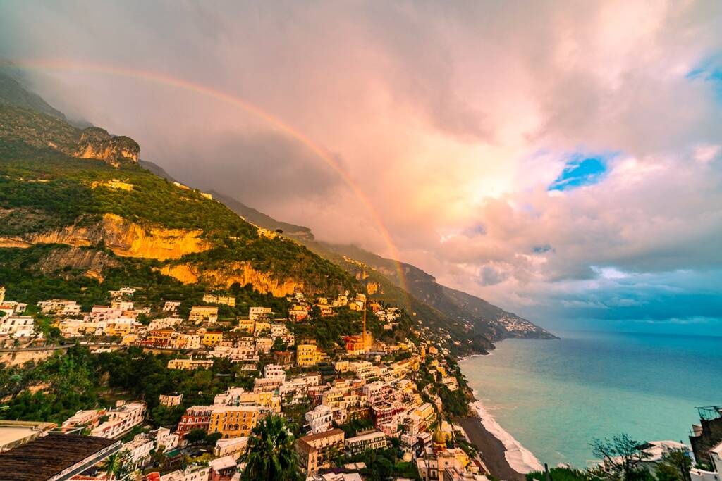 Positano, la magia di un arcobaleno che abbraccia la città negli scatti di Giuseppe Di Martino