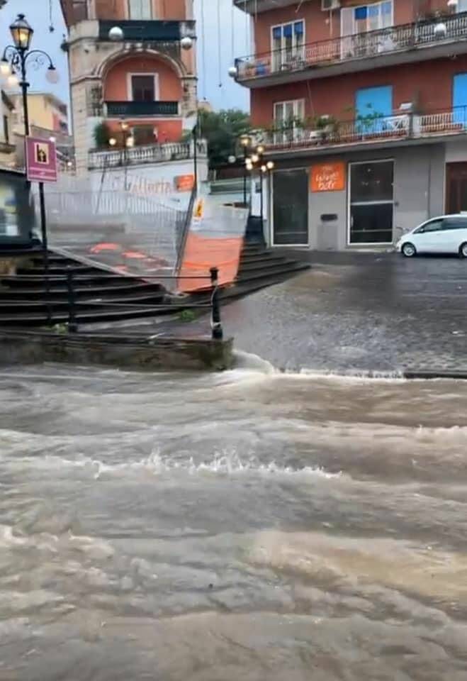 Sant' Agnello dopo la voragine anche le strade allagate