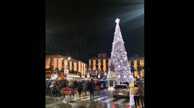 Sorrento si illumina di magia per il Natale. Acceso l'albero in Piazza Tasso e le luminarie