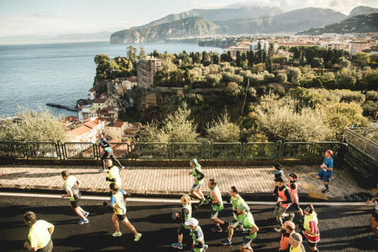 Svelate le medaglie di Sorrento Positano Panoramica e Ultramarathon, un quadro che dà vita alle immagini più belle