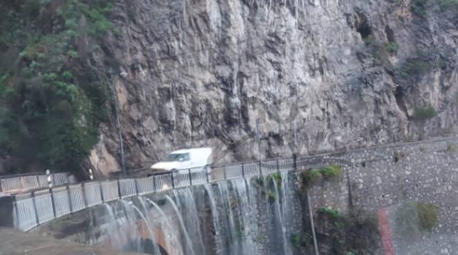 acqua cascata positano