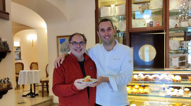 Amalfi, il giornalista e gastronomo Paolo Massobrio conquistato dalle dolcezze della storica pasticceria Pansa
