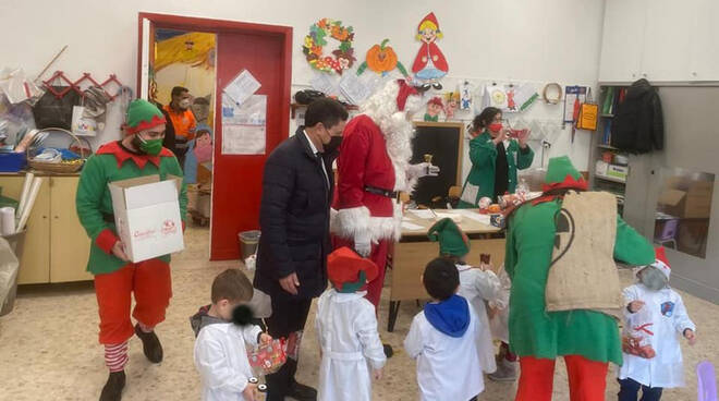 Babbo Natale fra i bambini ed i ragazzi delle scuole di Sant' Agnello