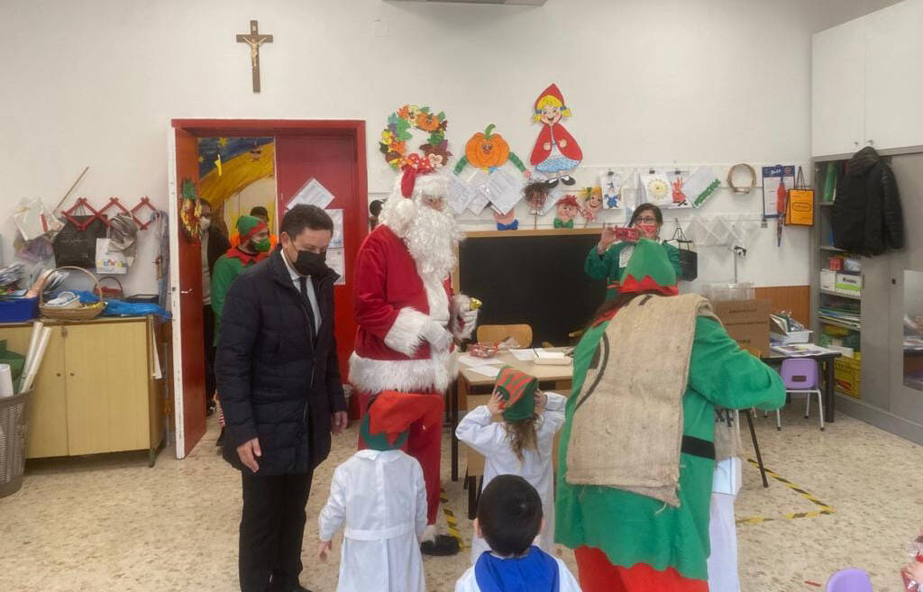 Babbo Natale fra i bambini ed i ragazzi delle scuole di Sant' Agnello