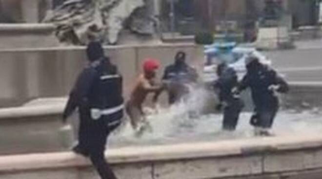 Roma, fa il bagno nudo nella fontana di piazza della Repubblica: gli agenti in acqua per arrestarlo Segnalato dai passanti, sul posto è arrivata la Polizia locale