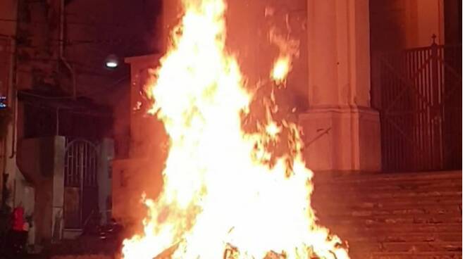 Castellammare, la sfida dei quartieri: falò accesi nella notte