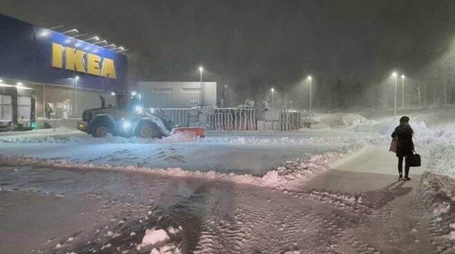 Danimarca: clienti e dipendenti bloccati in negozio a causa di una bufera di neve, dormono tutti all'Ikea