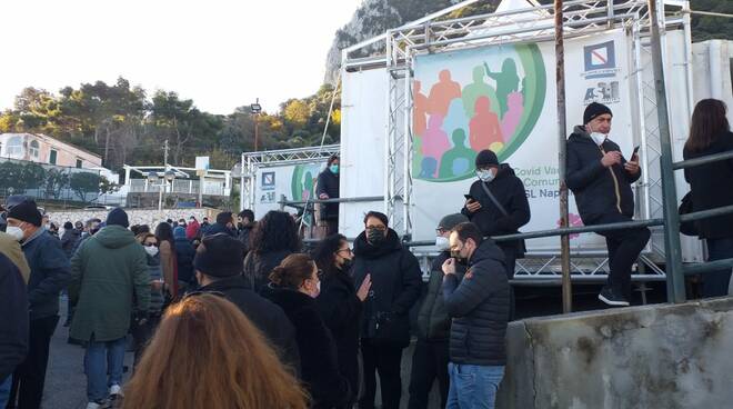 Folla al centro vaccinale di Capri: in centinaia alla tendostruttura San Costanzo per la terza dose, lunghe attese. Le foto