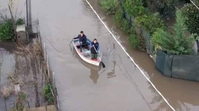 In provincia di Salerno c’è una famiglia che quando piove deve tornare a casa in barca