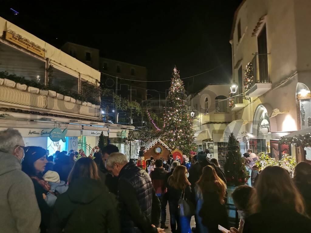 Inizia la magia del Natale a Positano con l'accensione degli alberi