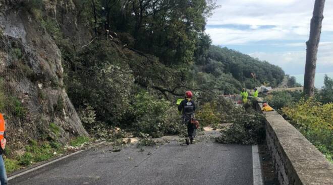 Maiori: cominciati i lavori ad Erchie dopo la frana, strada ancora chiusa