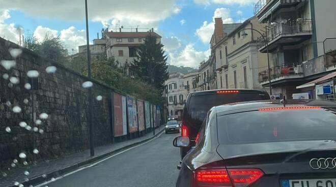 Meta, comincia il traffico natalizio lungo il Corso Italia per Sorrento