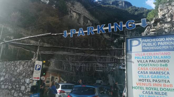 Parcheggi pieni a Positano: la città resta un'attrattiva per la fine dell'anno anche in periodo di pandemia