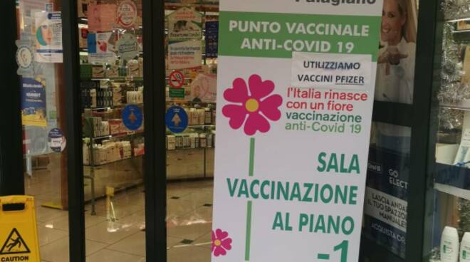 Penisola Sorrentina, problema terze dosi per l' ondata di prime dosi in farmacia Palagiano ed Elifani