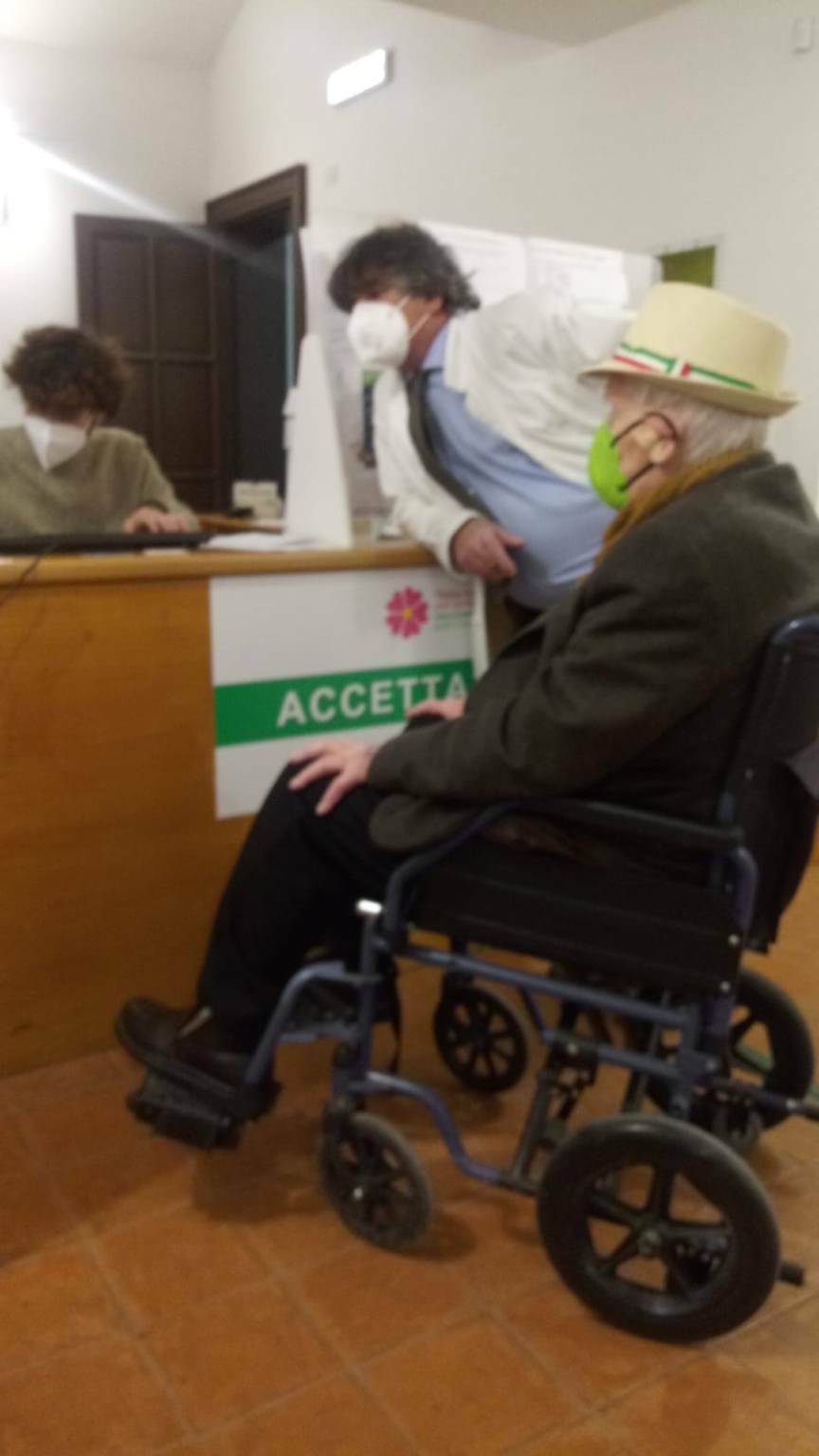 Piano di Sorrento, Don Salvatore Starita a 102 anni terza dose di vaccino a Villa Fondi