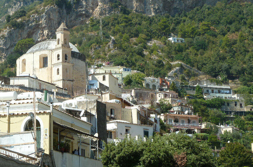 Positano, il quartiere della Chiesa Nuova al buio per un guasto elettrico