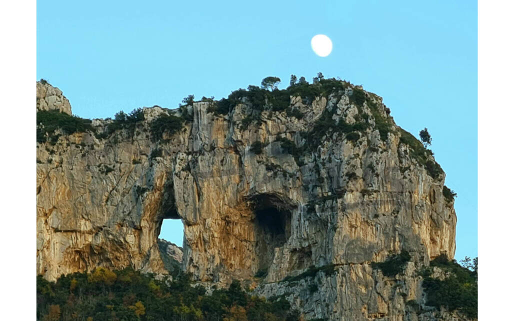 Positano, la poesia di una luna quasi piena che bacia la montagna di Montepertuso