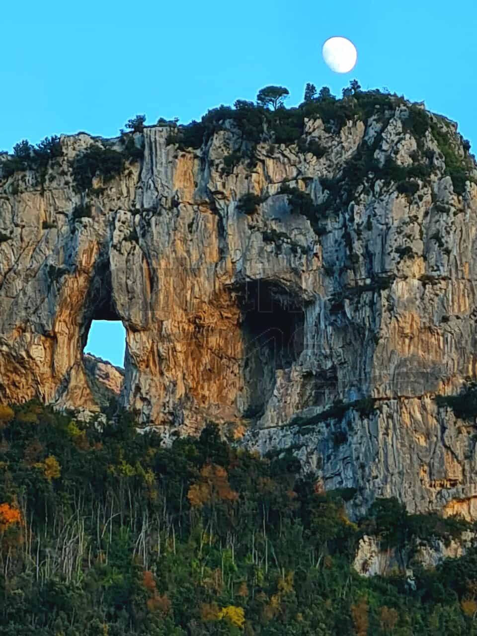 Positano, la poesia di una luna quasi piena che bacia la montagna di Montepertuso