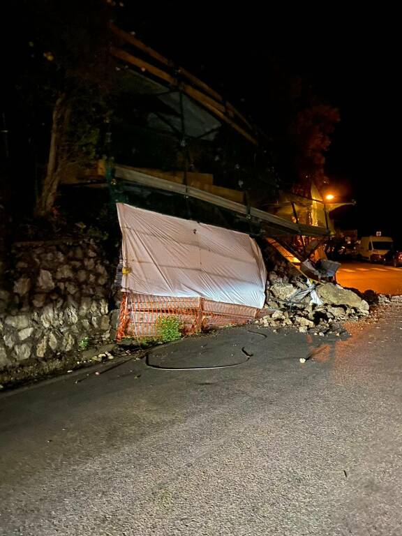 Positano, paura nella notte . Crolla muro di fabbricato sulla Statale