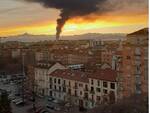 Rogo in un'azienda che tratta materiali plastici, una nube nera invade il cielo di Torino