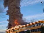 Rogo in un'azienda che tratta materiali plastici, una nube nera invade il cielo di Torino