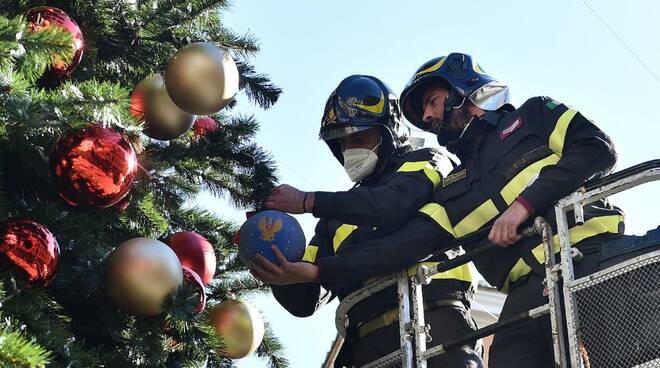 Salerno: "Decorazione Natalizia della Polizia di Stato"