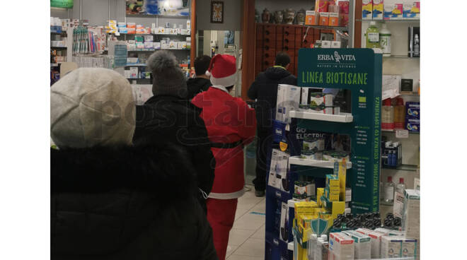 Sant'Agnello, la Farmacia Palagiano presa d'assalto. Anche Babbo Natale in fila