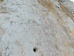 Punta Campanella, segni di chiodi d’arrampicata a pochi centimetri dall’epigrafe osca