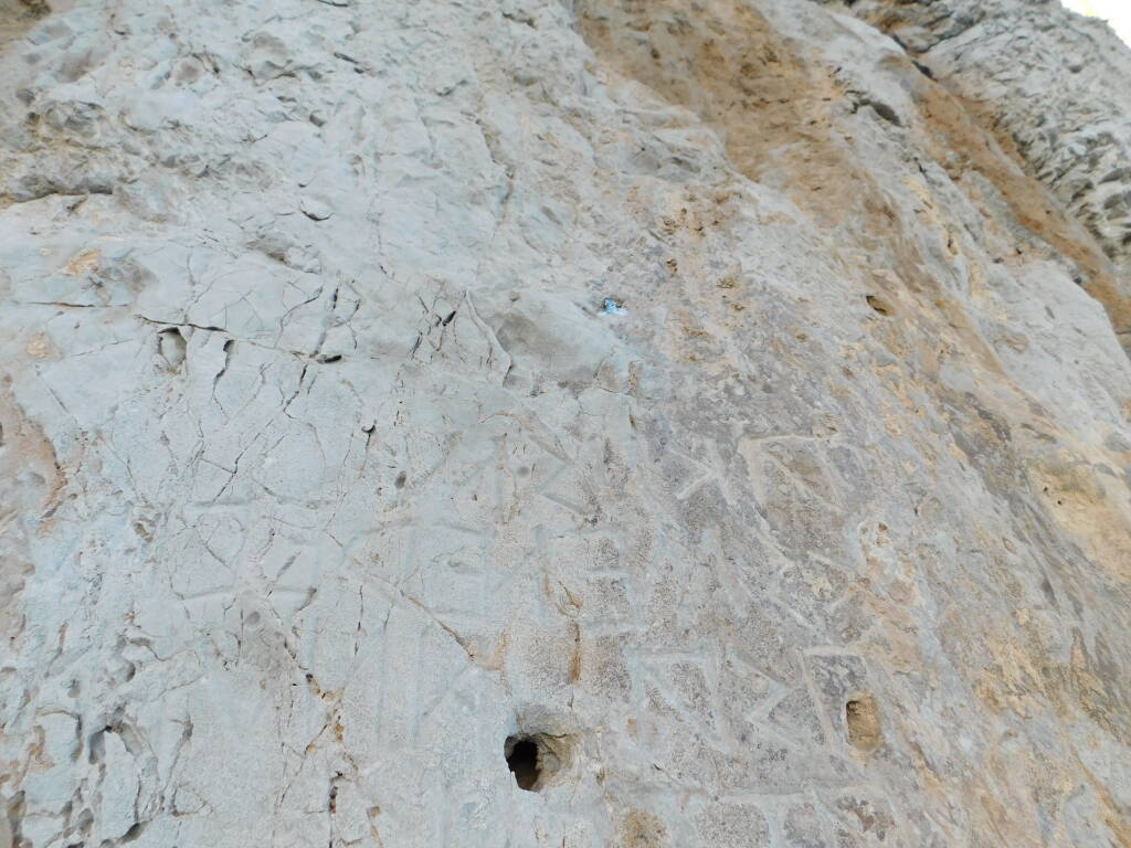 Punta Campanella, segni di chiodi d’arrampicata a pochi centimetri dall’epigrafe osca