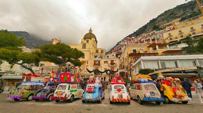 Le 500 natalizie colorano il primo giorno del nuovo anno a Positano