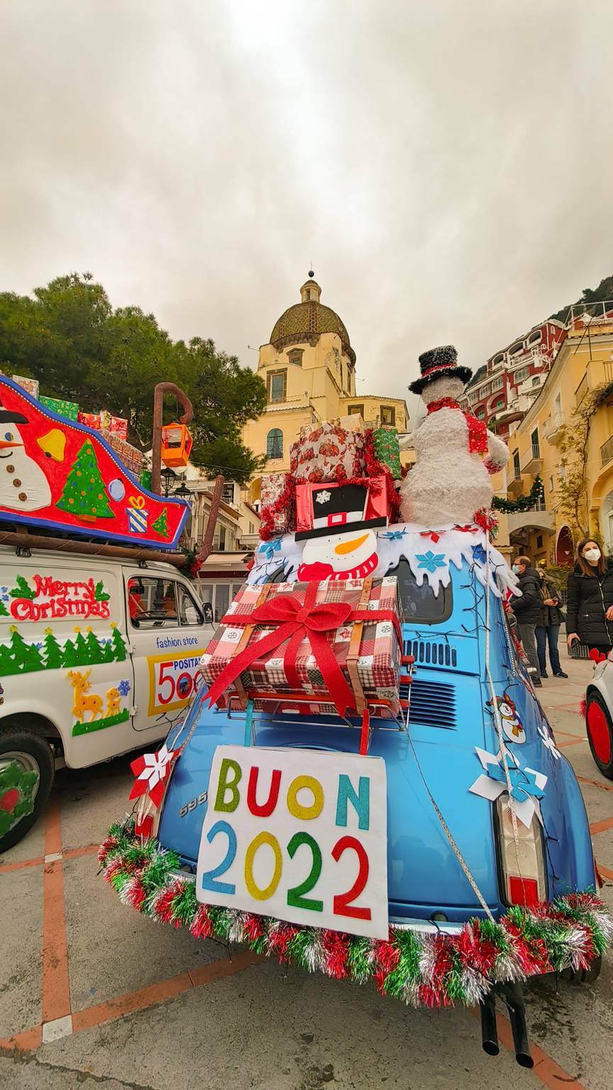 Le 500 natalizie colorano il primo giorno del nuovo anno a Positano