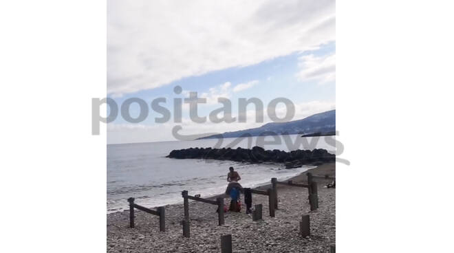 Meta, in tanti hanno trascorso qualche ora di questa domenica sulla spiaggia e qualcuno azzarda un tuffo