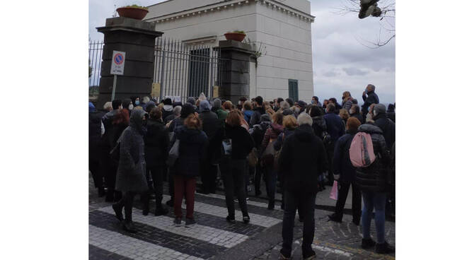 Piano di Sorrento, assembramenti in attesa dell'apertura del centro vaccinale di Villa Fondi. Le parole dell'ex sindaco Iaccarino